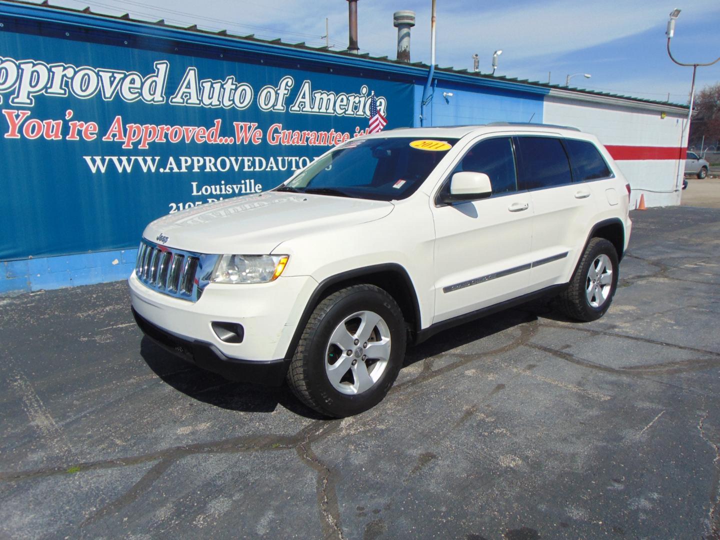 2012 White Jeep Grand Cherokee (1C4RJFAG9CC) with an V6 Flex Fuel 3.6 Liter engine, Automatic, 5-Spd transmission, located at 2105 Dixie Hwy, Louisville, KY, 40210, (502) 772-3333, 38.220932, -85.795441 - Photo#2